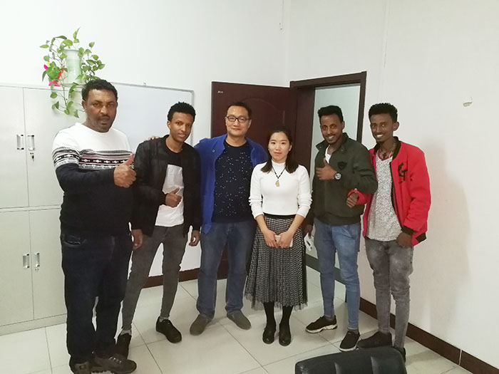 济南91香蕉视频在线国外客户到厂验收试验机设备