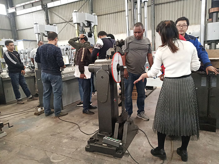 济南91香蕉视频在线国外客户到厂验收试验机设备